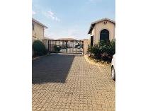 Flat-Apartment in to rent in Carlswald Ah, Midrand