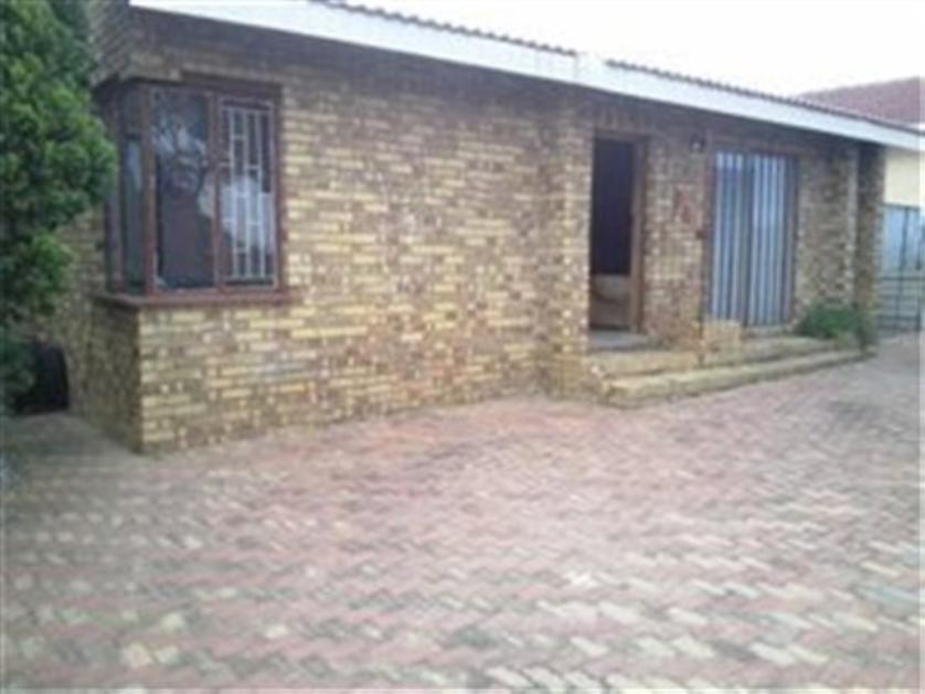 House-standar_http://multimedia.persquare.co.za/s838x629_1697356315-Elandspark, Johannesburg