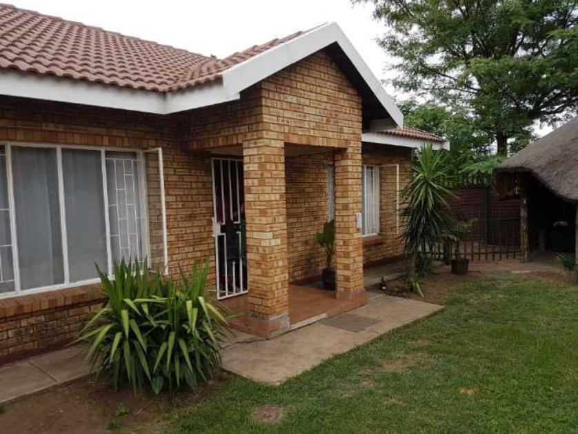 For Sale of House in Rustenburg, Rustenburg(TIV_13461460) Persquare