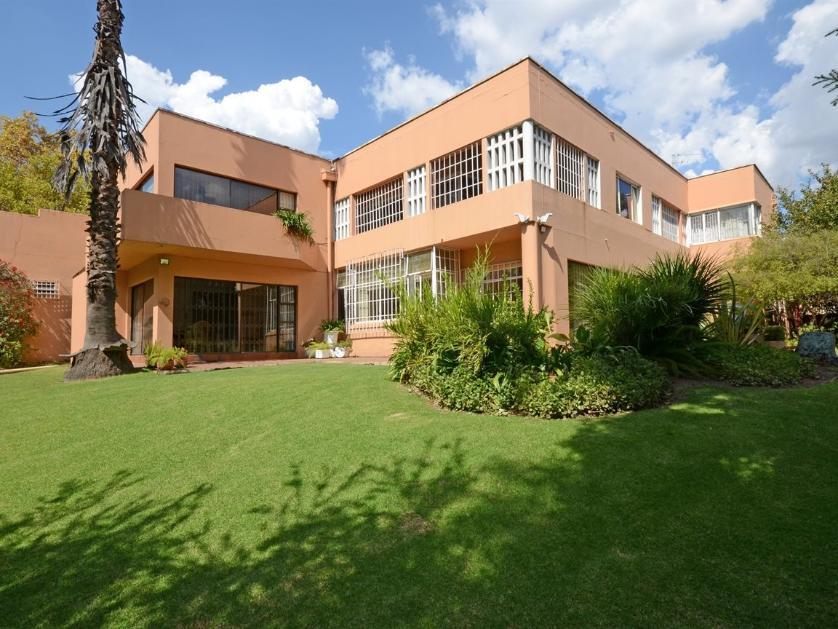 House-standar_http://multimedia.persquare.co.za/s838x629_385341559-Houghton Estate, Johannesburg
